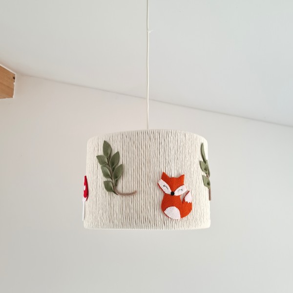 Lampa boho z filcu i włóczki z leśnymi zwierzątkami