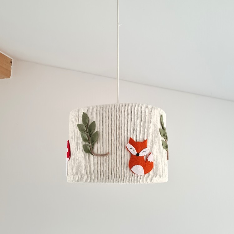 Lampa boho z filcu i włóczki z leśnymi zwierzątkami