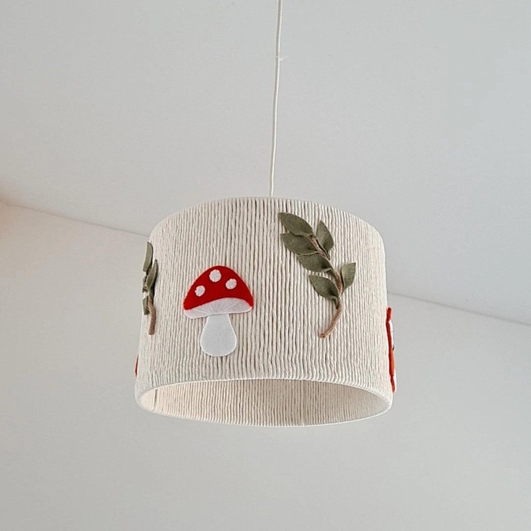 Lampa boho z filcu i włóczki z leśnymi zwierzątkami