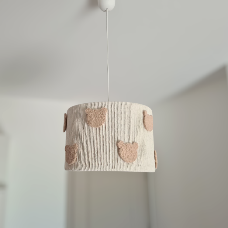 Ręcznie robiona lampa dziecięca z motywem misia bouclé
