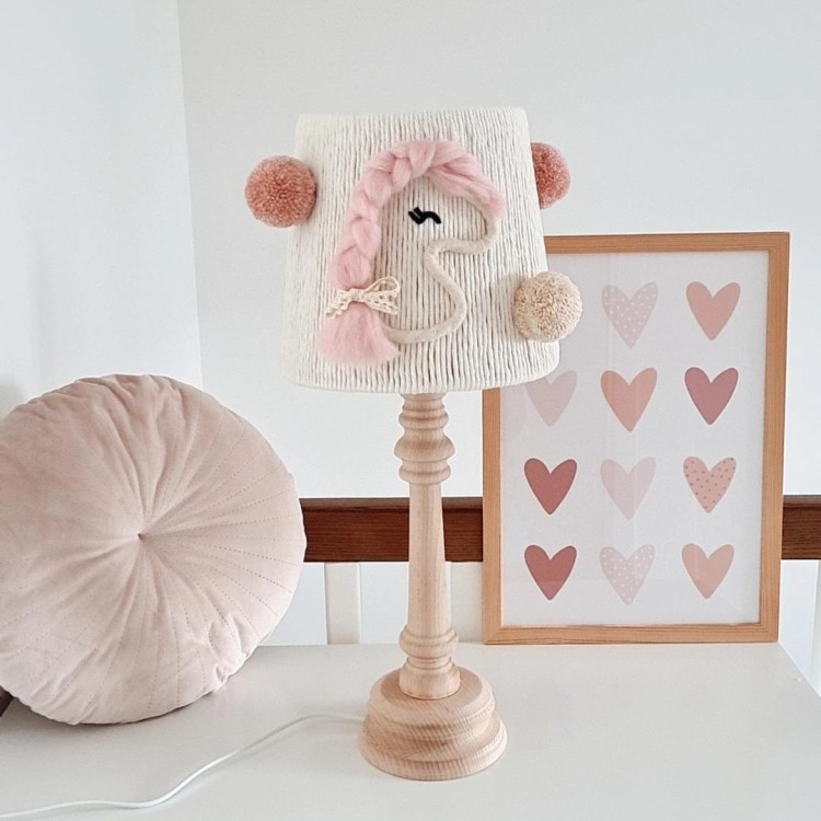 Lampka boho dla dzieci – Konik, naturalna drewniana podstawa i abażur z makramy