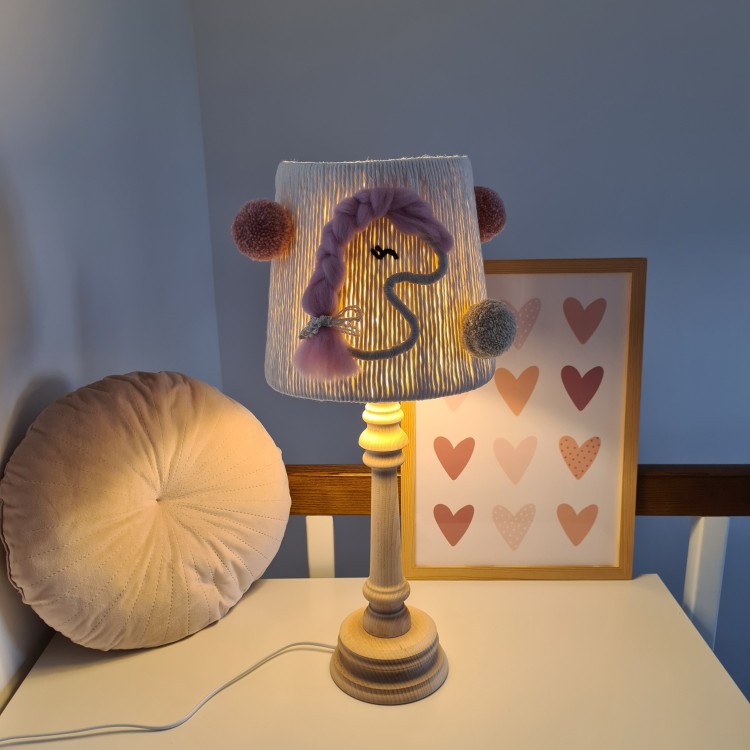Lampka boho dla dzieci – Konik, naturalna drewniana podstawa i abażur z makramy