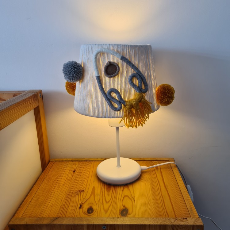 Lampka boho dla dzieci z motywem kosmosu i rakietą