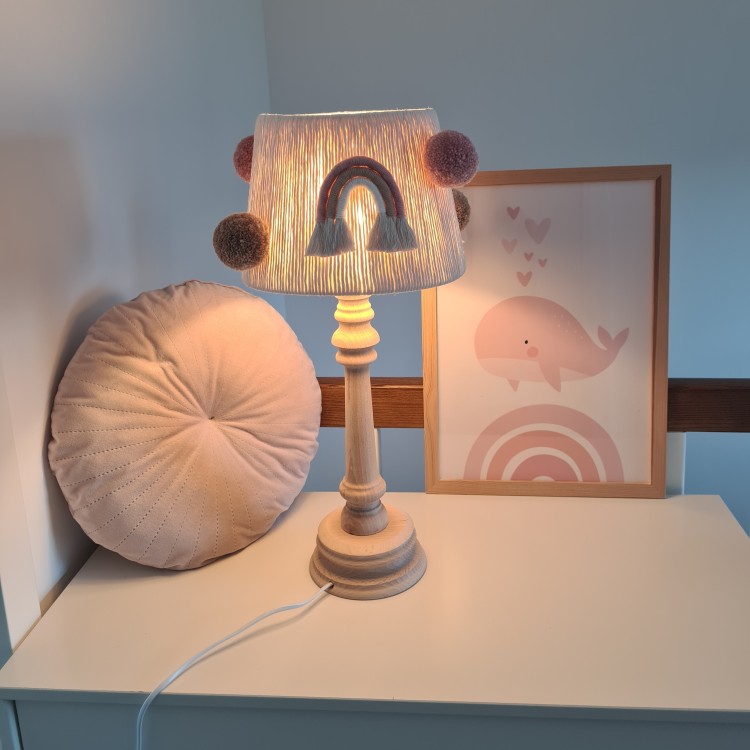 Lampa nocna Różowa Tęcza z abażurem z makramy