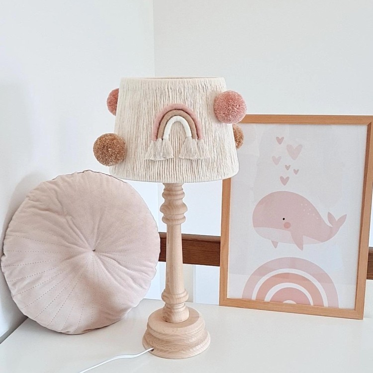 Lampa nocna Różowa Tęcza z abażurem z makramy