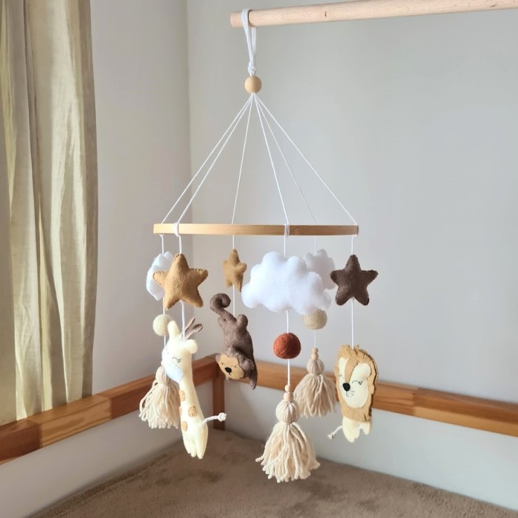 Karuzela Safari z filcowymi zwierzątkami – lew, żyrafa i małpka