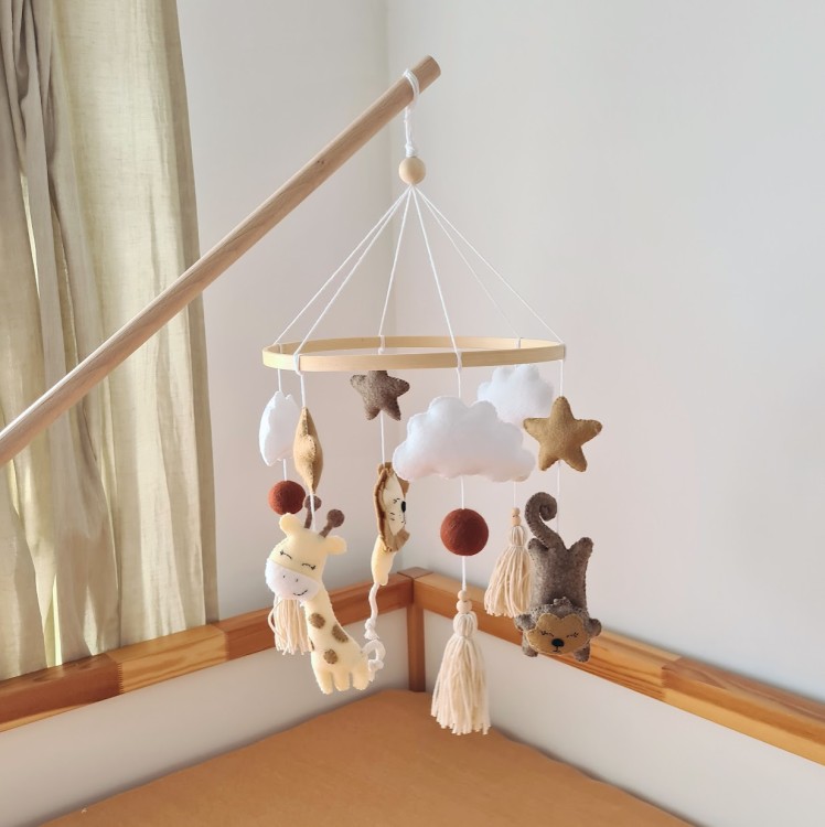 Karuzela Safari z filcowymi zwierzątkami – lew, żyrafa i małpka