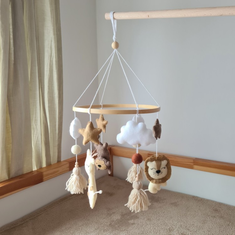 Karuzela Safari z filcowymi zwierzątkami – lew, żyrafa i małpka