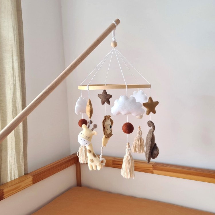 Karuzela Safari z filcowymi zwierzątkami – lew, żyrafa i małpka