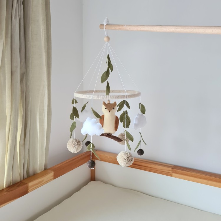 Karuzela Sowa w lesie z chmurkami i liśćmi