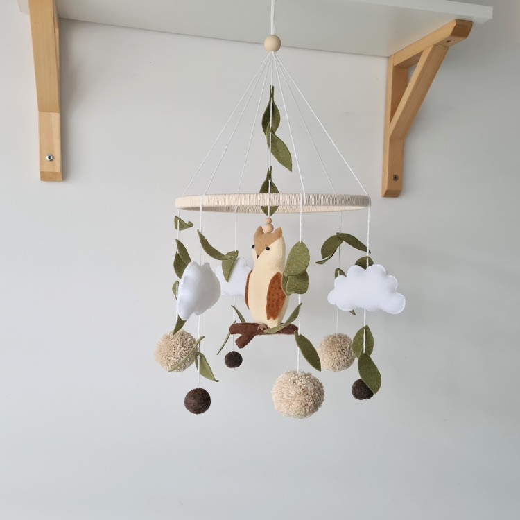 Karuzela Sowa w lesie z chmurkami i liśćmi