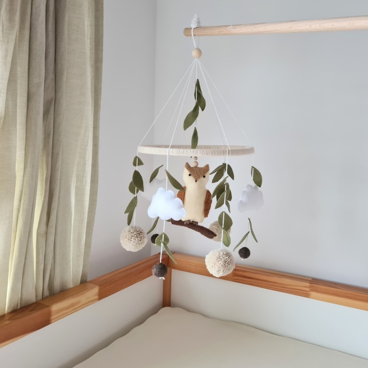 Karuzela Sowa w lesie z chmurkami i liśćmi