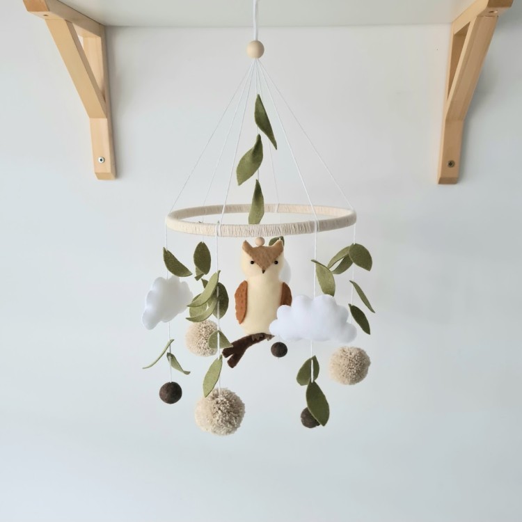 Karuzela Sowa w lesie z chmurkami i liśćmi