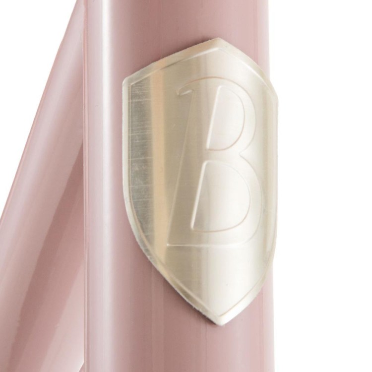 Banwood FIRST GO Dusty Pink rowerek biegowy dla dzieci z wiklinowym koszykiem i pompowanymi kołami