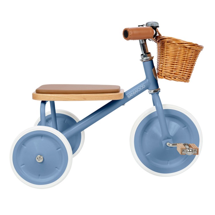 Banwood Trike Blue – niebieski rowerek trójkołowy dla dzieci z wiklinowym koszykiem