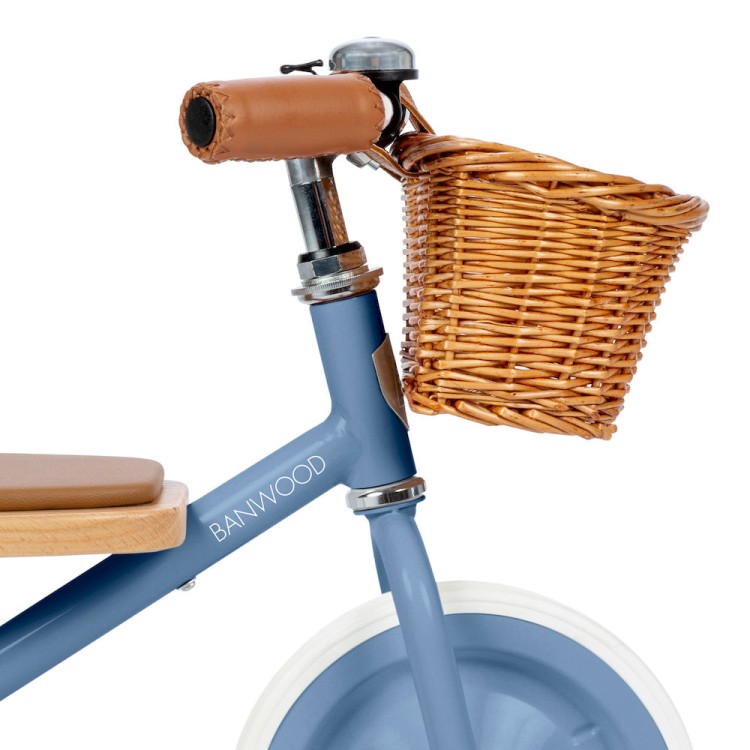 Banwood Trike Blue – niebieski rowerek trójkołowy dla dzieci z wiklinowym koszykiem