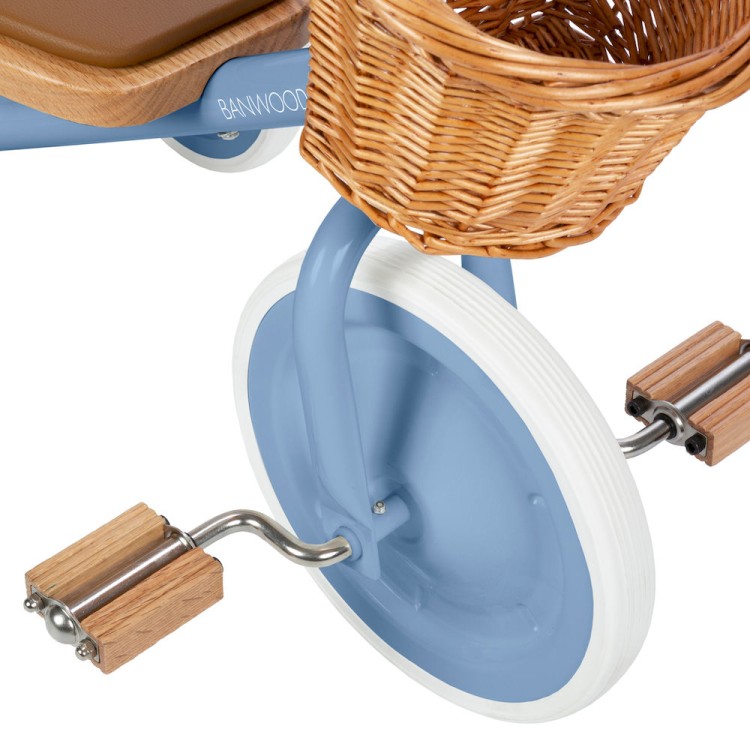 Banwood Trike Blue – niebieski rowerek trójkołowy dla dzieci z wiklinowym koszykiem