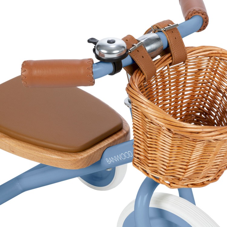 Banwood Trike Blue – niebieski rowerek trójkołowy dla dzieci z wiklinowym koszykiem