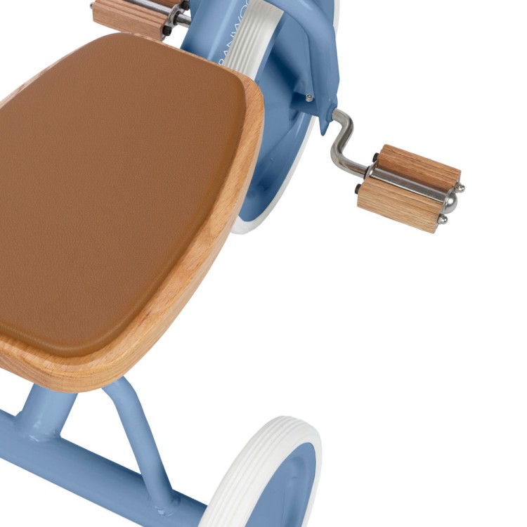 Banwood Trike Blue – niebieski rowerek trójkołowy dla dzieci z wiklinowym koszykiem