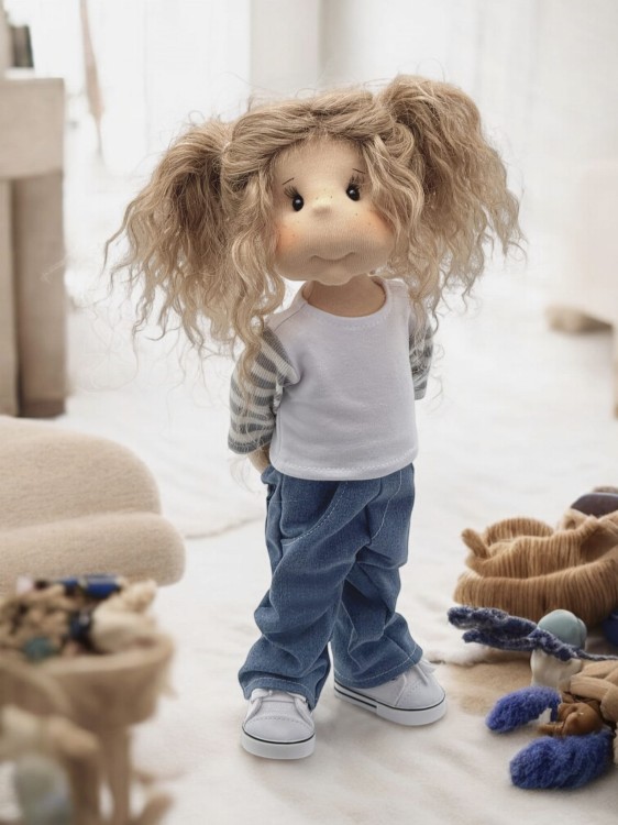 Detal twarzy lalki Blue Lullu Dolls z włosami z alpaki