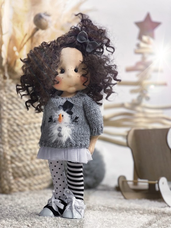 Ręcznie szyta lalka handmade Nadia z syntetycznymi włosami