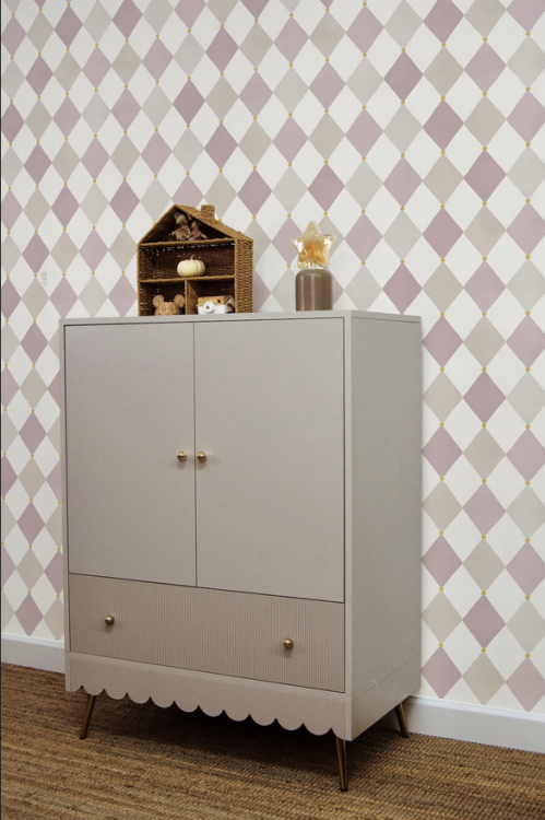 Screenshot 2025-11-05 at 13-41-33 tapeta-w-rozowe-romby-dla-dzieci-dekorillo.avif (obraz AVIF 1365×2048 pikseli) — Skala (34%).png