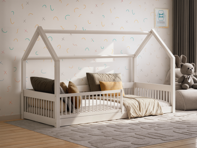 Białe łóżko domek Dream House z barierką z drewna sosnowego