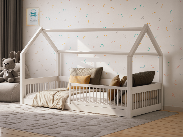 Białe łóżko domek Dream House z barierką z drewna sosnowego