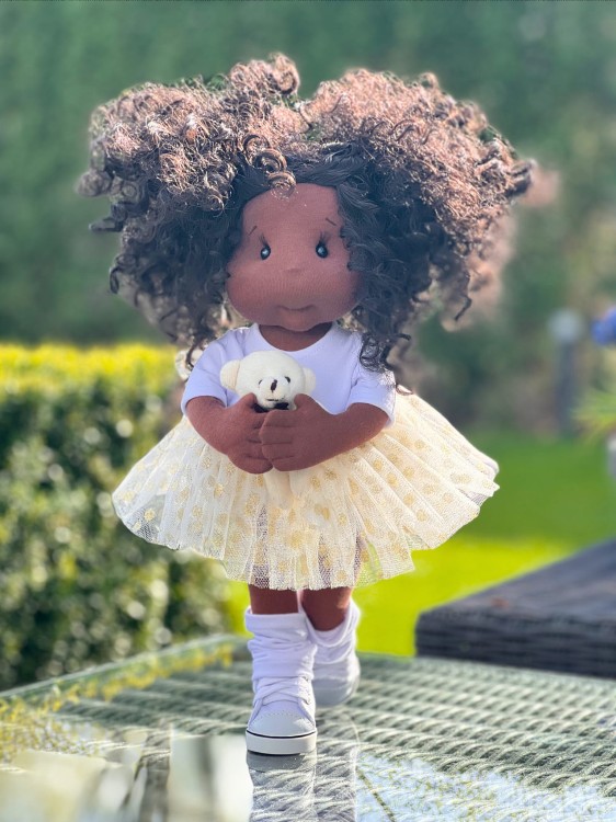 Detal twarzy szmacianej lalki Sofia – Lullu Dolls