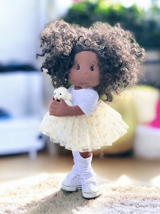 Lalka Sofia z misiem Zdzisiem siedząca na półce