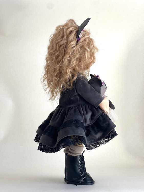 Lalka Raven handmade – detale ubranka z tkanin OEKO-TEX