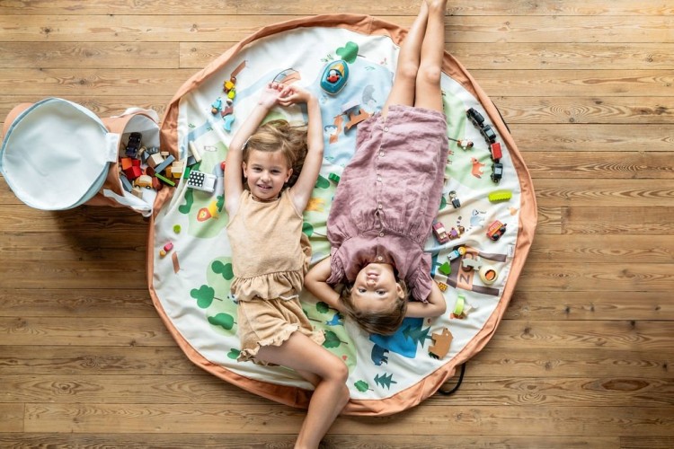 Play&Go SOO Kosz na Zabawki i Mata do Zabawy 2w1 Zoo – mata dziecięca z nadrukiem zoo, która po zabawie zamienia się w kosz na zabawki.