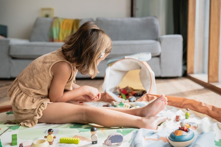 Play&Go SOO Kosz na Zabawki i Mata do Zabawy 2w1 Zoo – mata dziecięca z nadrukiem zoo, która po zabawie zamienia się w kosz na zabawki.