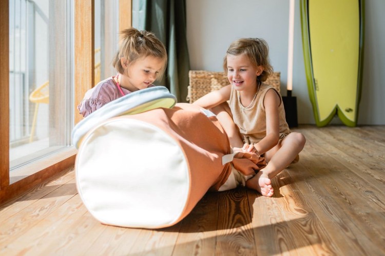 Play&Go SOO Kosz na Zabawki i Mata do Zabawy 2w1 Zoo – mata dziecięca z nadrukiem zoo, która po zabawie zamienia się w kosz na zabawki.