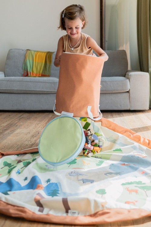 Play&Go SOO Kosz na Zabawki i Mata do Zabawy 2w1 Zoo – mata dziecięca z nadrukiem zoo, która po zabawie zamienia się w kosz na zabawki.