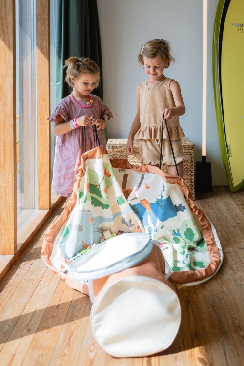 Play&Go SOO Kosz na Zabawki i Mata do Zabawy 2w1 Zoo – mata dziecięca z nadrukiem zoo, która po zabawie zamienia się w kosz na zabawki.