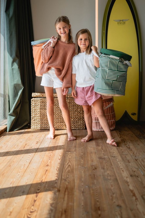 Play&Go SOO Kosz na Zabawki i Mata do Zabawy 2w1 Zoo – mata dziecięca z nadrukiem zoo, która po zabawie zamienia się w kosz na zabawki.