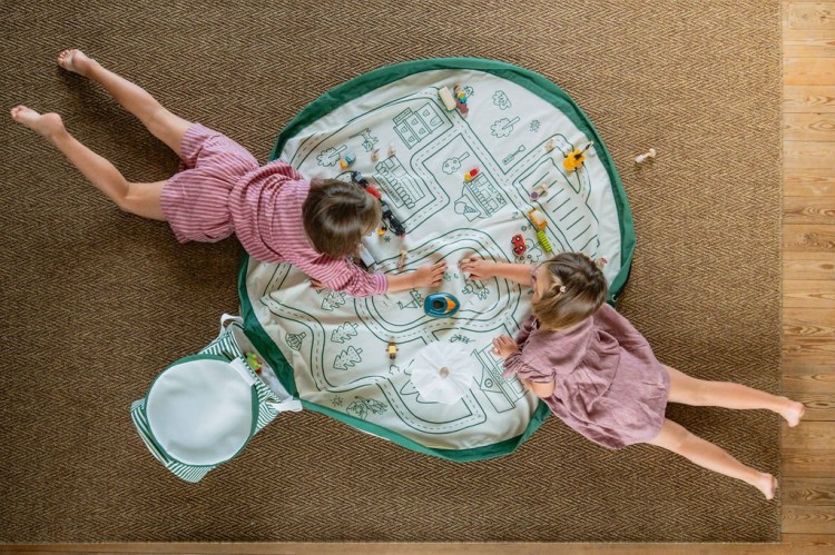 Play&Go SOO Kosz na Zabawki i Mata do Zabawy 2w1 Roadmap – mata dziecięca z nadrukiem drogowym, która po zabawie zamienia się w kosz na zabawki.