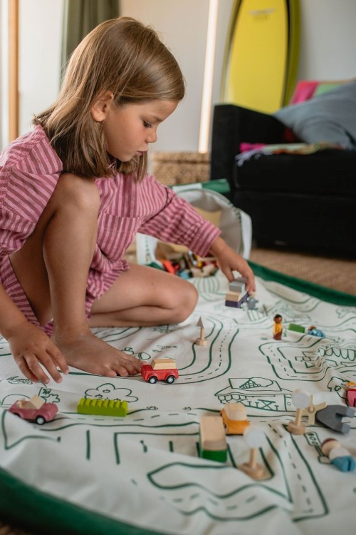 Play&Go SOO Kosz na Zabawki i Mata do Zabawy 2w1 Roadmap – mata dziecięca z nadrukiem drogowym, która po zabawie zamienia się w kosz na zabawki.
