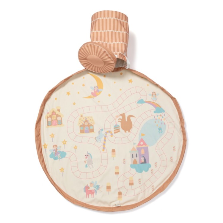Play&Go SOO Kosz na Zabawki i Mata do Zabawy 2w1 Fairyworld – mata dziecięca z nadrukiem bajkowego świata wróżek, która po zabawie zamienia się w kosz na zabawki.