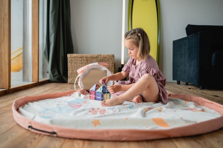 Play&Go SOO Kosz na Zabawki i Mata do Zabawy 2w1 Fairyworld – mata dziecięca z nadrukiem bajkowego świata wróżek, która po zabawie zamienia się w kosz na zabawki.