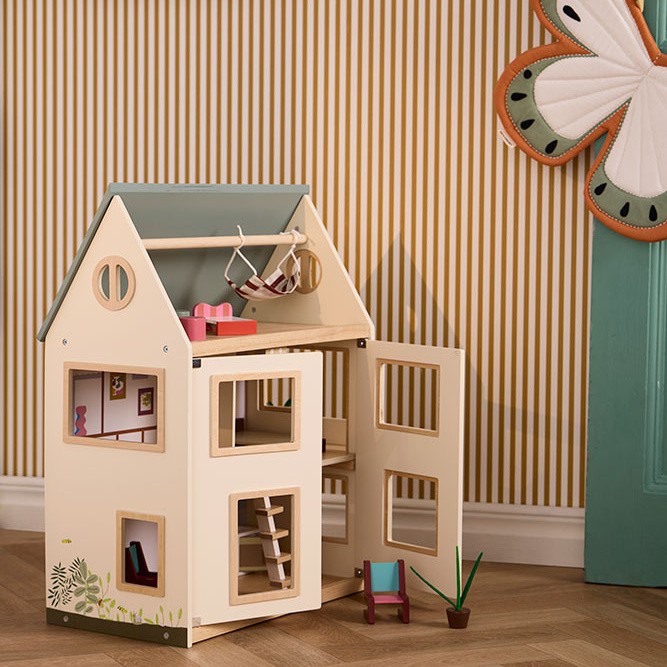 Trzypoziomowy drewniany domek dla lalek z ogrodem, otwieranym dachem, panelami słonecznymi i pełnym wyposażeniem meblowym.