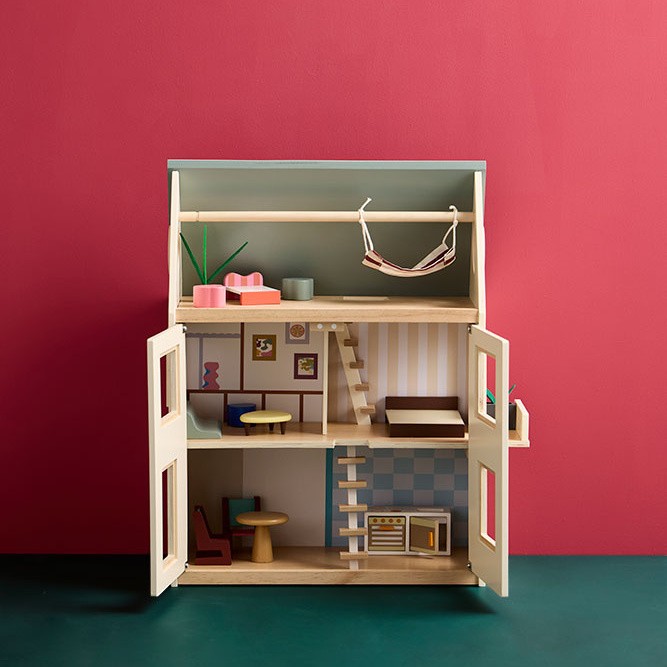 Trzypoziomowy drewniany domek dla lalek z ogrodem, otwieranym dachem, panelami słonecznymi i pełnym wyposażeniem meblowym.