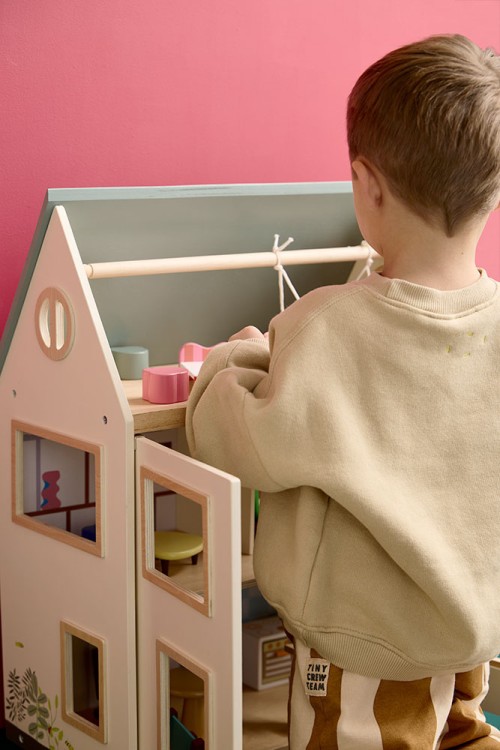 Trzypoziomowy drewniany domek dla lalek z ogrodem, otwieranym dachem, panelami słonecznymi i pełnym wyposażeniem meblowym.