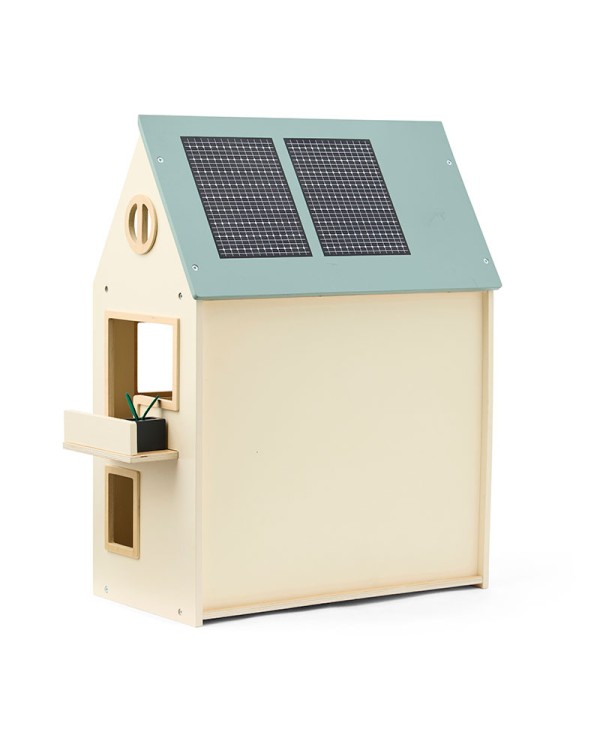 Trzypoziomowy drewniany domek dla lalek z ogrodem, otwieranym dachem, panelami słonecznymi i pełnym wyposażeniem meblowym.