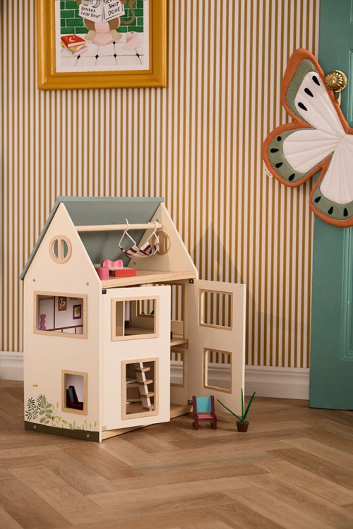 Trzypoziomowy drewniany domek dla lalek z ogrodem, otwieranym dachem, panelami słonecznymi i pełnym wyposażeniem meblowym.