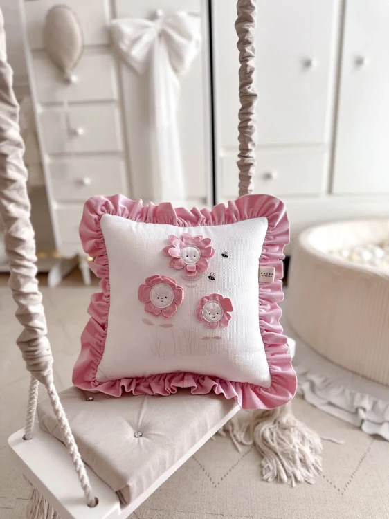 Poduszka z falbanką i kwiatami