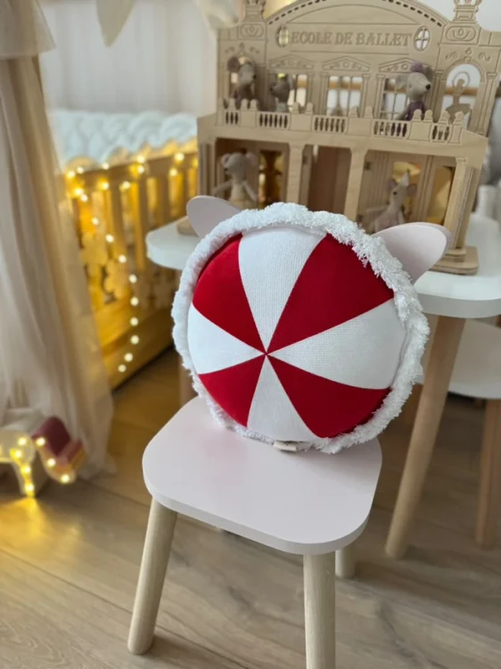 okrągła patchworkowa poduszka velvet w czerwono-białych kolorach