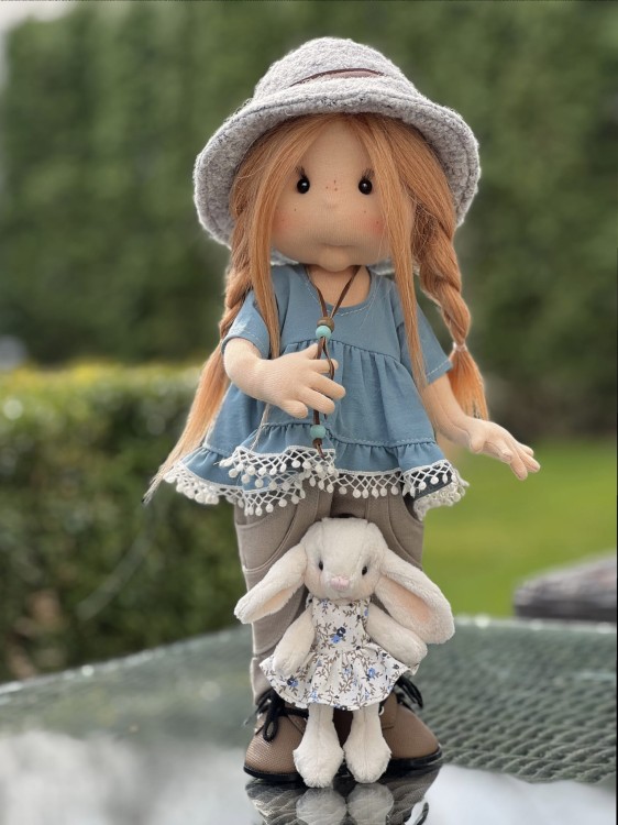 Ręcznie szyta lalka Penny – detale twarzy i włosów