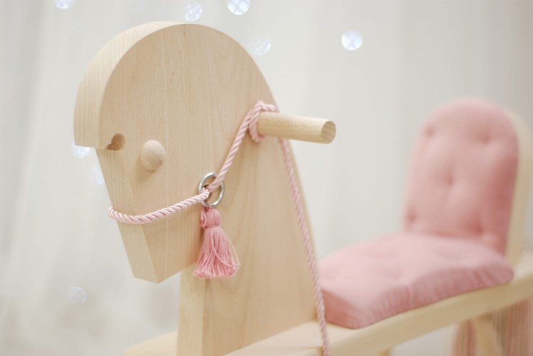 Drewniany konik na biegunach Naturalny